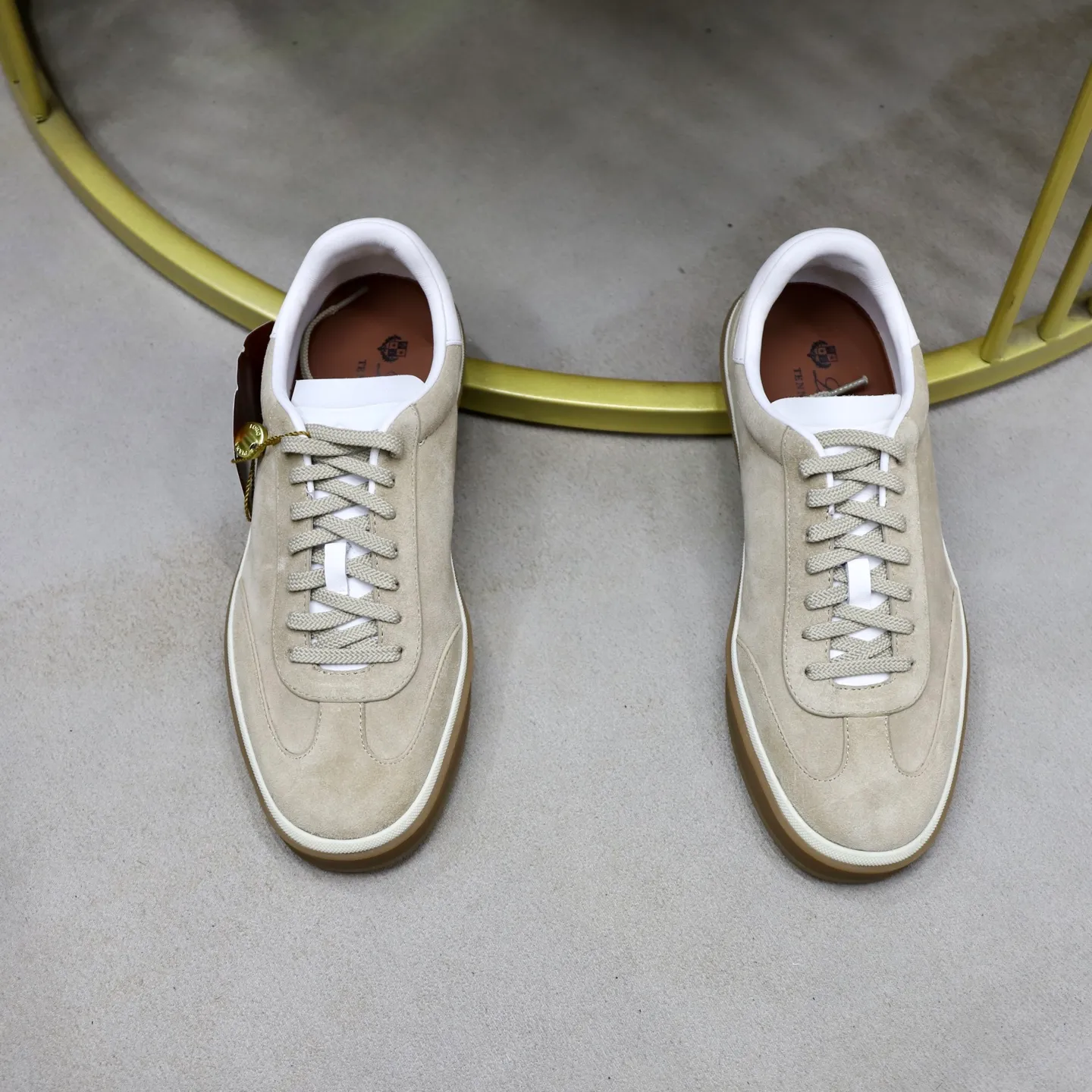 Ex-factory price: 560💰Loro Riana men’s moral training sneakers! Made from high-quality materials and designed in a low-cut silhouette, it offers an elegant and stylish look that's suitable for year-round wear. The unique double-layer sole aesthetic design, caramel cup-shaped outsole is decorated with off-white rubber trim, creating an attractive color combination. Pair with tailored pieces or jeans for a sophisticated yet casual look. The heel is decorated with soft cow leather tongue with Kummel color inserts and cotton laces with embossed LP logo. Upper: cow split suede. Lining: original thickened soft sheepskin. Size: 38-39-40-41-42-43-44 (customized in 45.46)